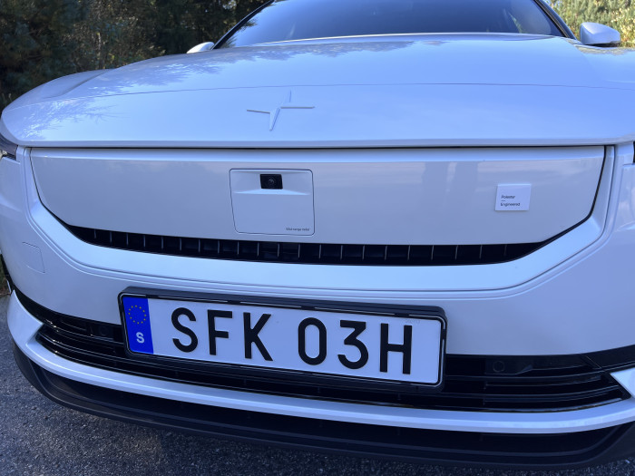 Ab Modelljahr 2024 werden die Sensoren in der sogenannten Smart Zone optisch stärker betont. (Bild: Polestar)